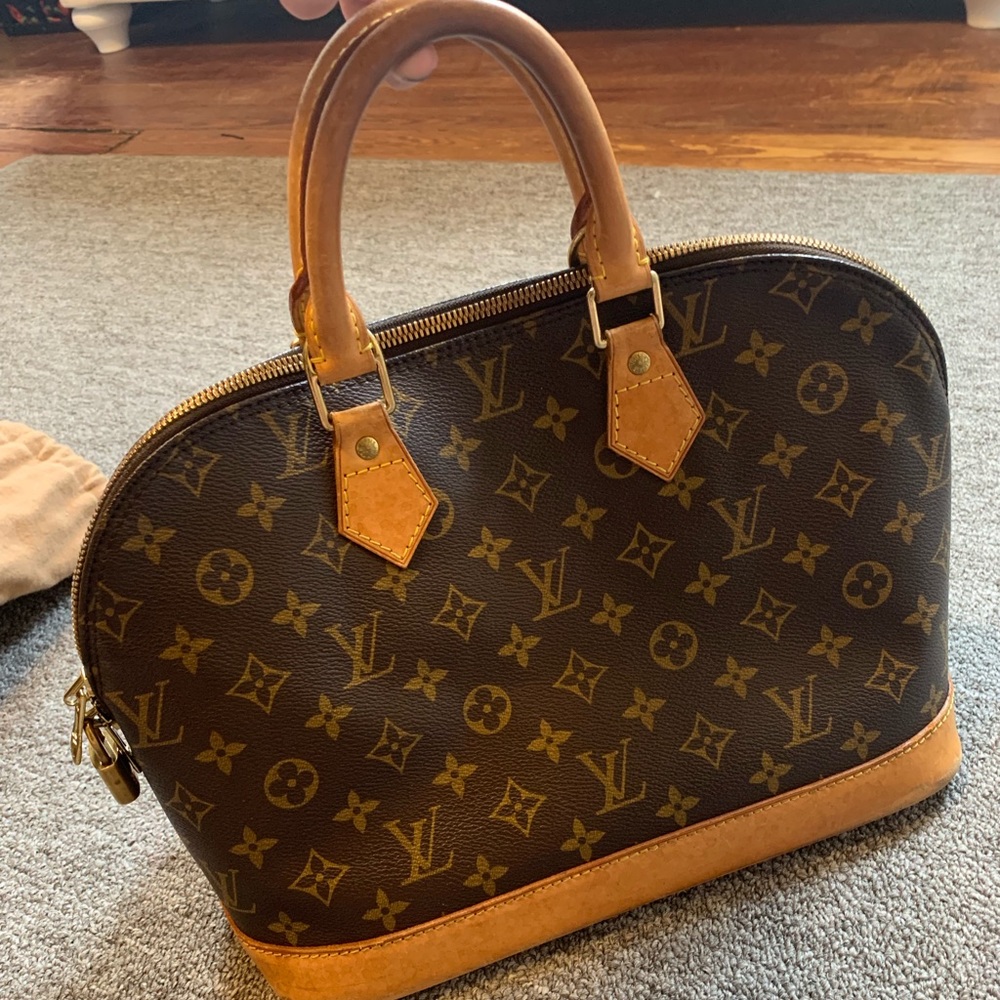 🌟LIMITED OFFER🌟 Authentic Louis Vuitton Alma PM